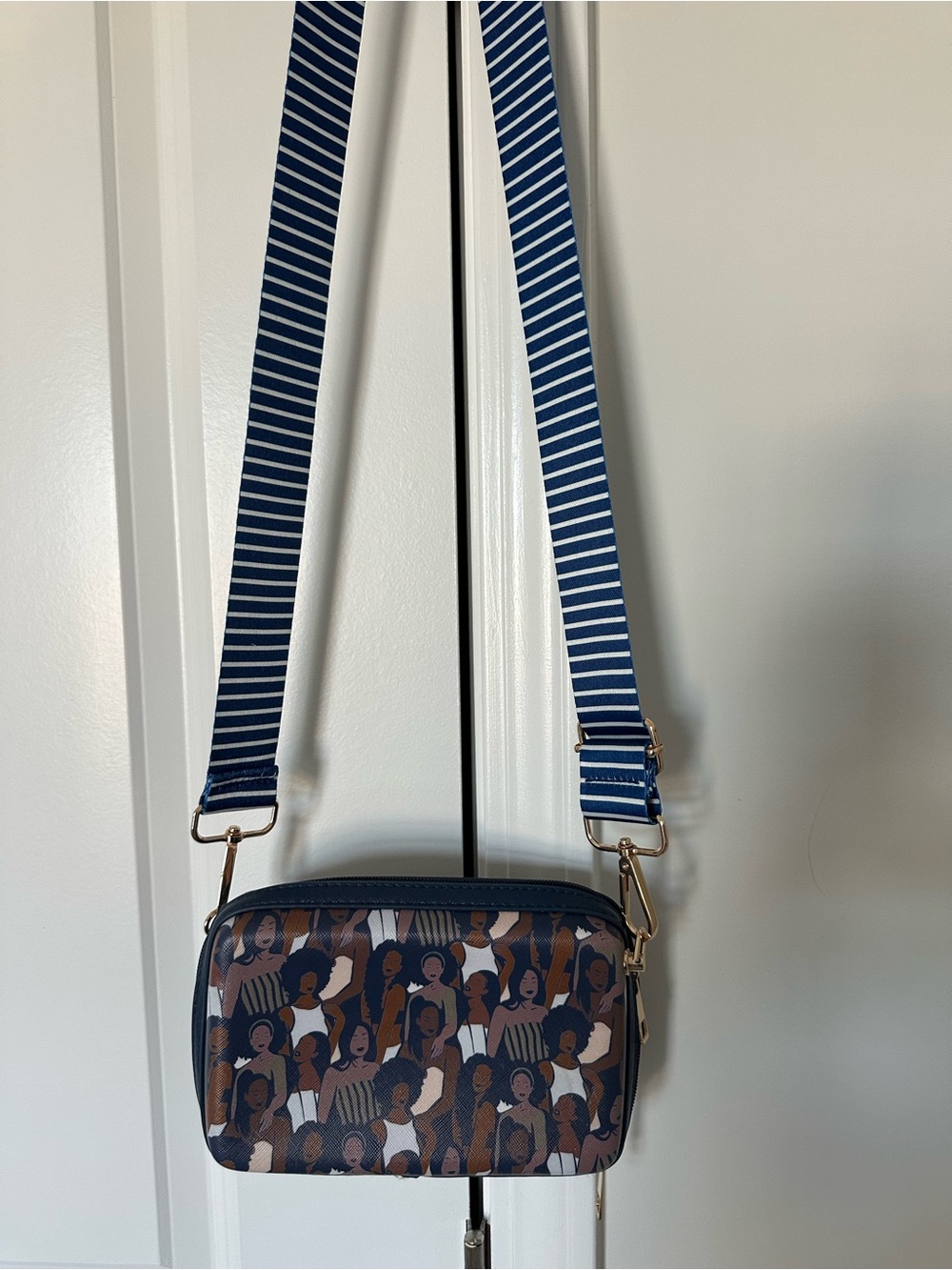 Izzy & Liv Crossbody Bag | Women Empowerment Print | Navy Blue | Gold Hardware - Picture 13 of 13